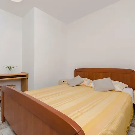 Apartment Mila Ii